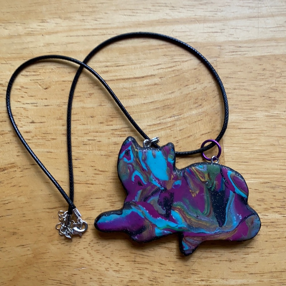 V! Pretty Cat necklace like rubber in great condition